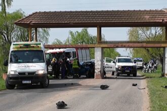 Murieron una mujer y su hija tras chocar con la columna de un limitador de altura en Olavarría | FM Avenida
