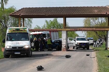 Murieron una mujer y su hija tras chocar con la columna de un limitador de altura en Olavarría | FM Avenida