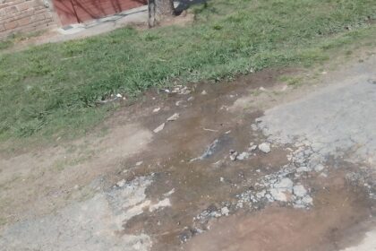 Reclamos por el estado de las cloacas en Cruz Roja al 380: "No se soporta el olor" | FM Avenida