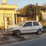 Un auto chocó contra un árbol pero no hubo heridos | FM Avenida