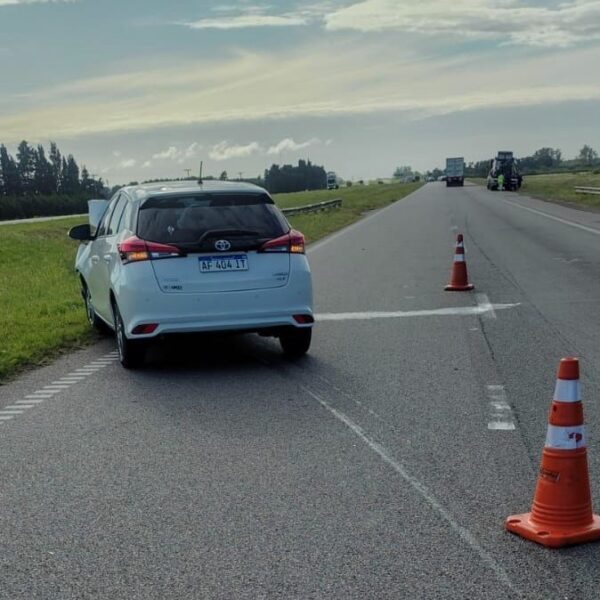 Accidente entre un auto y un camión en ruta 9: una mujer fue hospitalizada por heridas leves