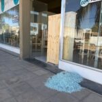 Destrozos en una mueblería: delincuentes reventaron el blindex del local, pero no robaron nada