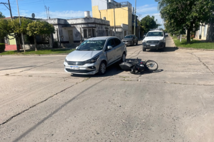 Accidente de tránsito en Pavón y Gomendio: una mujer hospitalizada | FM Avenida