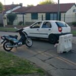 Accidente de tránsito: tres heridos, entre ellos dos menores, tras un choque entre un auto y una moto | FM Avenida