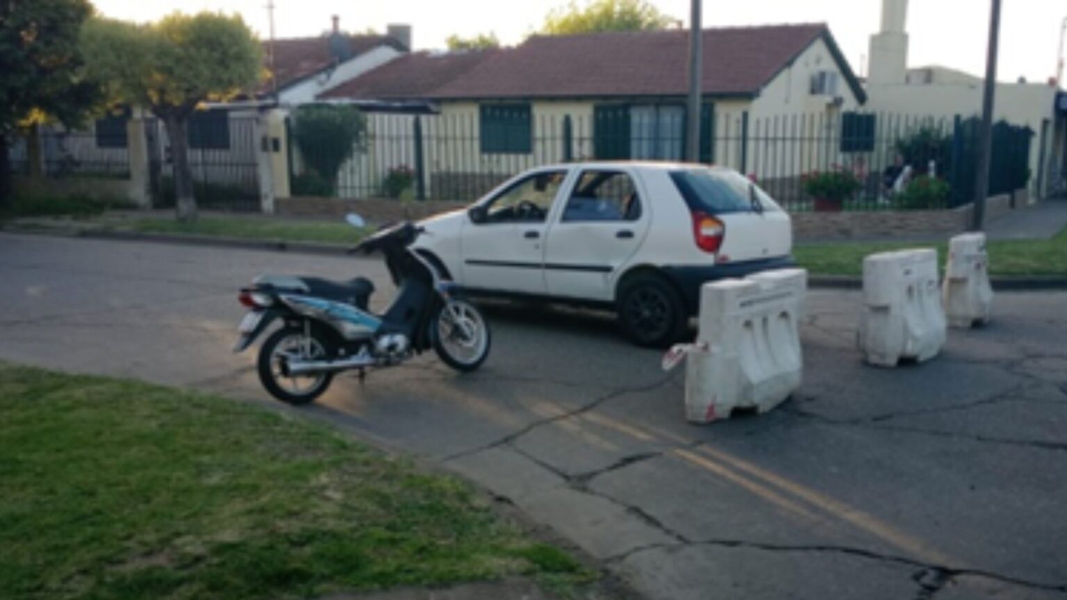 Accidente de tránsito: tres heridos, entre ellos dos menores, tras un choque entre un auto y una moto | FM Avenida