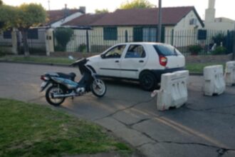 Accidente de tránsito: tres heridos, entre ellos dos menores, tras un choque entre un auto y una moto | FM Avenida