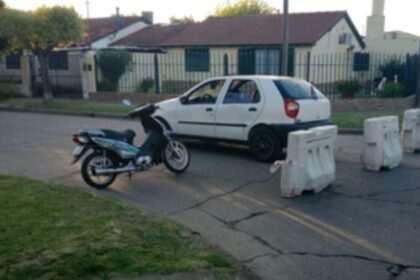 Accidente de tránsito: tres heridos, entre ellos dos menores, tras un choque entre un auto y una moto | FM Avenida