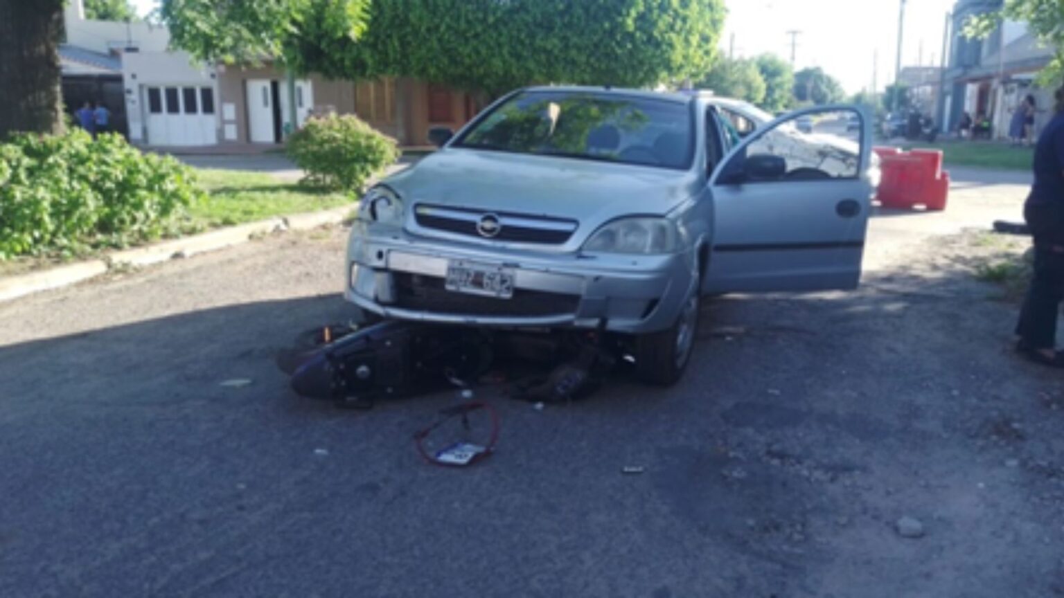 Accidente de tránsito: un motociclista resultó herido tras una colisión en Juan B. Thorne y Oliveira César | FM Avenida