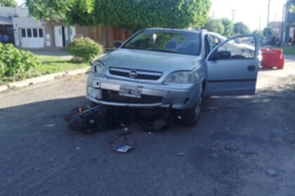 Accidente de tránsito: un motociclista resultó herido tras una colisión en Juan B. Thorne y Oliveira César | FM Avenida