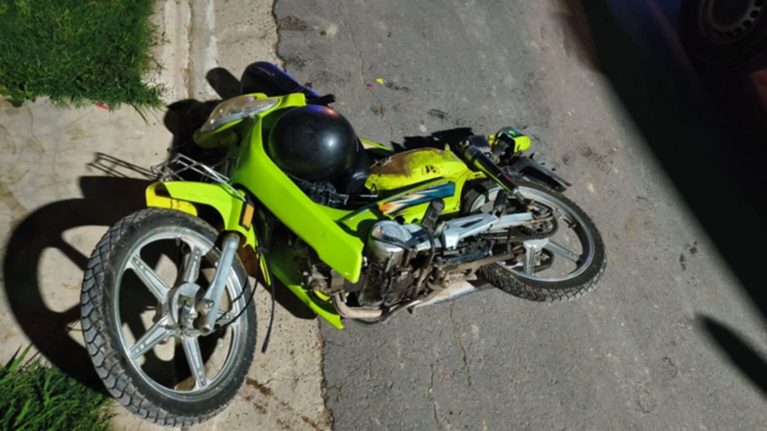 Accidente: embistieron a una joven que resultó herida y luego se dieron a la fuga | FM Avenida