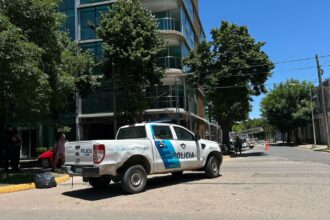 Accidente entre un auto y una bici en Salta y 3 de Febrero | FM Avenida