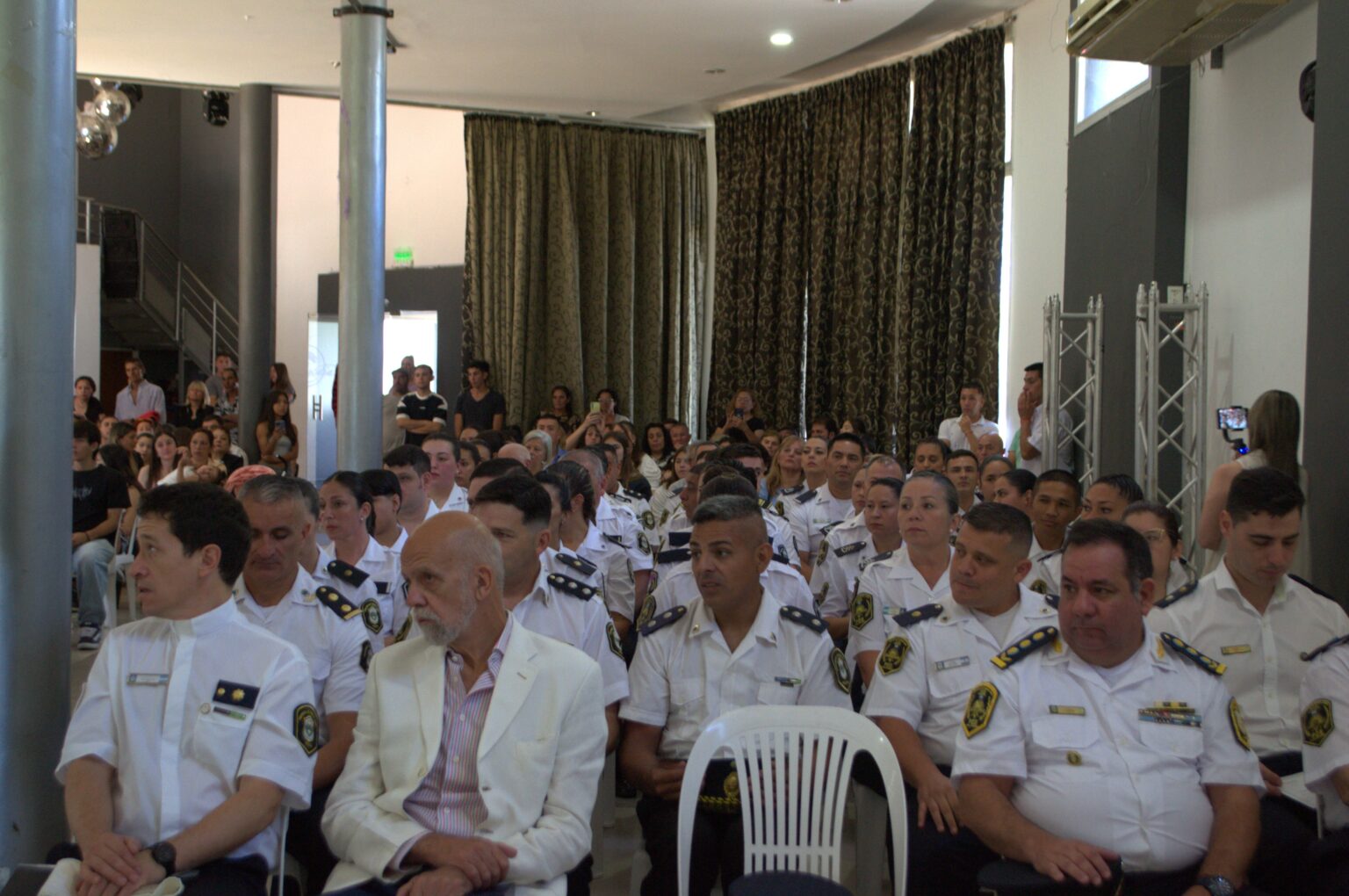 Acto por el Día de la Policía Bonaerense: con presencia de funcionarios, Vela destacó el trabajo "en equipo" del cuerpo | FM Avenida