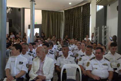 Acto por el Día de la Policía Bonaerense: con presencia de funcionarios, Vela destacó el trabajo "en equipo" del cuerpo | FM Avenida
