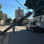Camión enganchó cables y arrastró postes en 3 de Febrero y Salta | FM Avenida