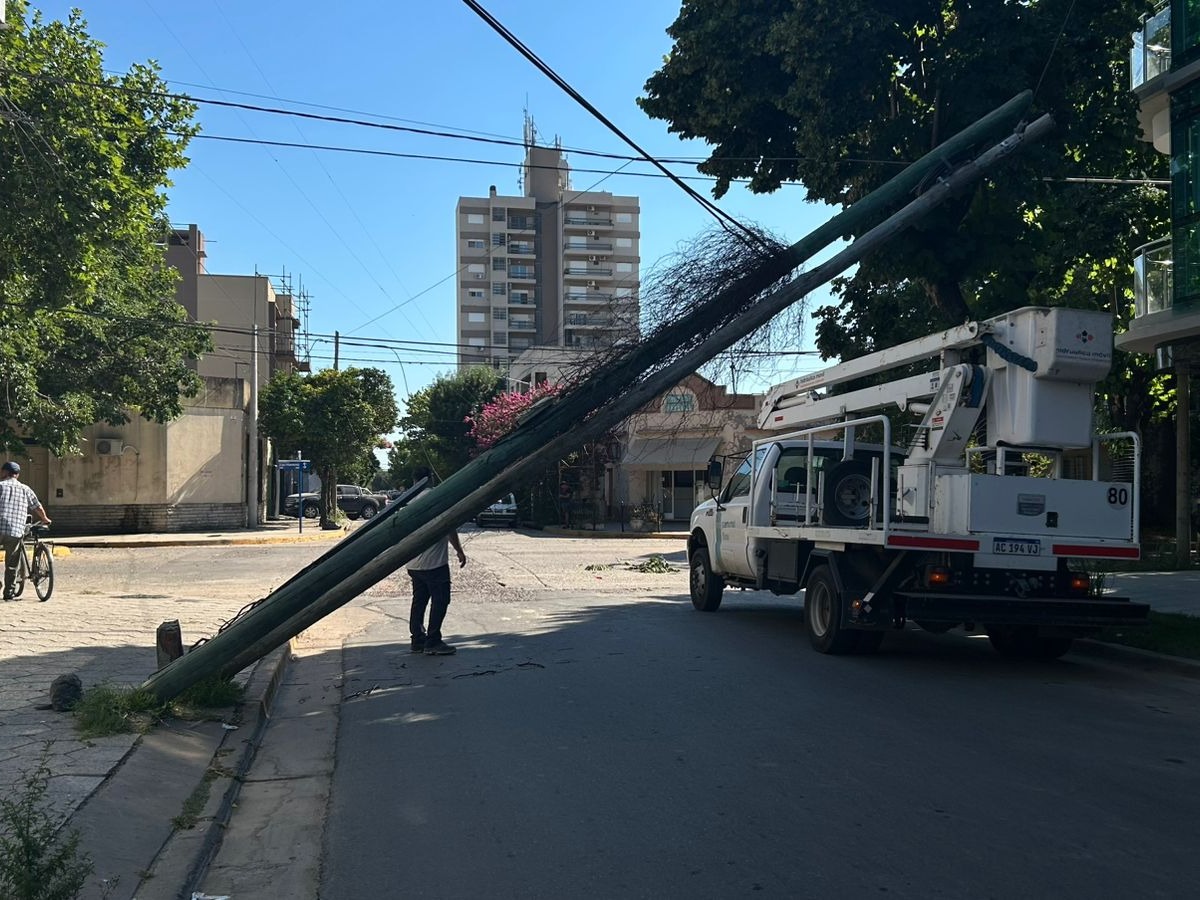 Camión enganchó cables y arrastró postes en 3 de Febrero y Salta | FM Avenida