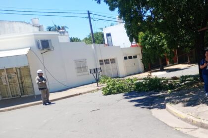 Camión enganchó cables y tiró postes en Salta y Colón: se dio a la fuga y lo interceptaron | FM Avenida