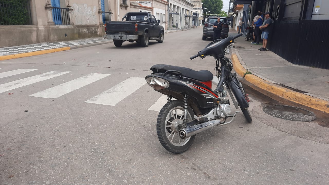 Chocaron moto y camioneta en Mitre y Quiroga: un joven hospitalizado | FM Avenida
