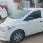 Chocó autos estacionados, huyó y fue hallado sin licencia ni seguro | FM Avenida