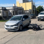 Colisión entre una moto y un auto: un hombre de 34 años fue hospitalizado | FM Avenida