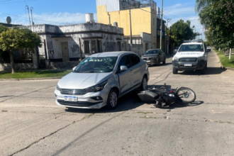 Colisión entre una moto y un auto: un hombre de 34 años fue hospitalizado | FM Avenida