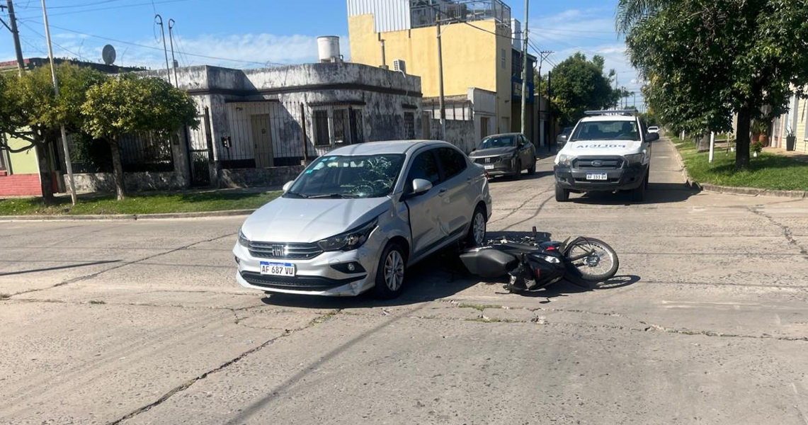 Colisión entre una moto y un auto: un hombre de 34 años fue hospitalizado | FM Avenida