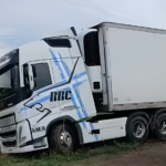 Despistó un camión en ruta 1001 y quedó encajado en la banquina | FM Avenida