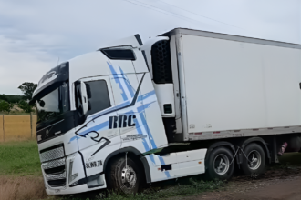 Despistó un camión en ruta 1001 y quedó encajado en la banquina | FM Avenida