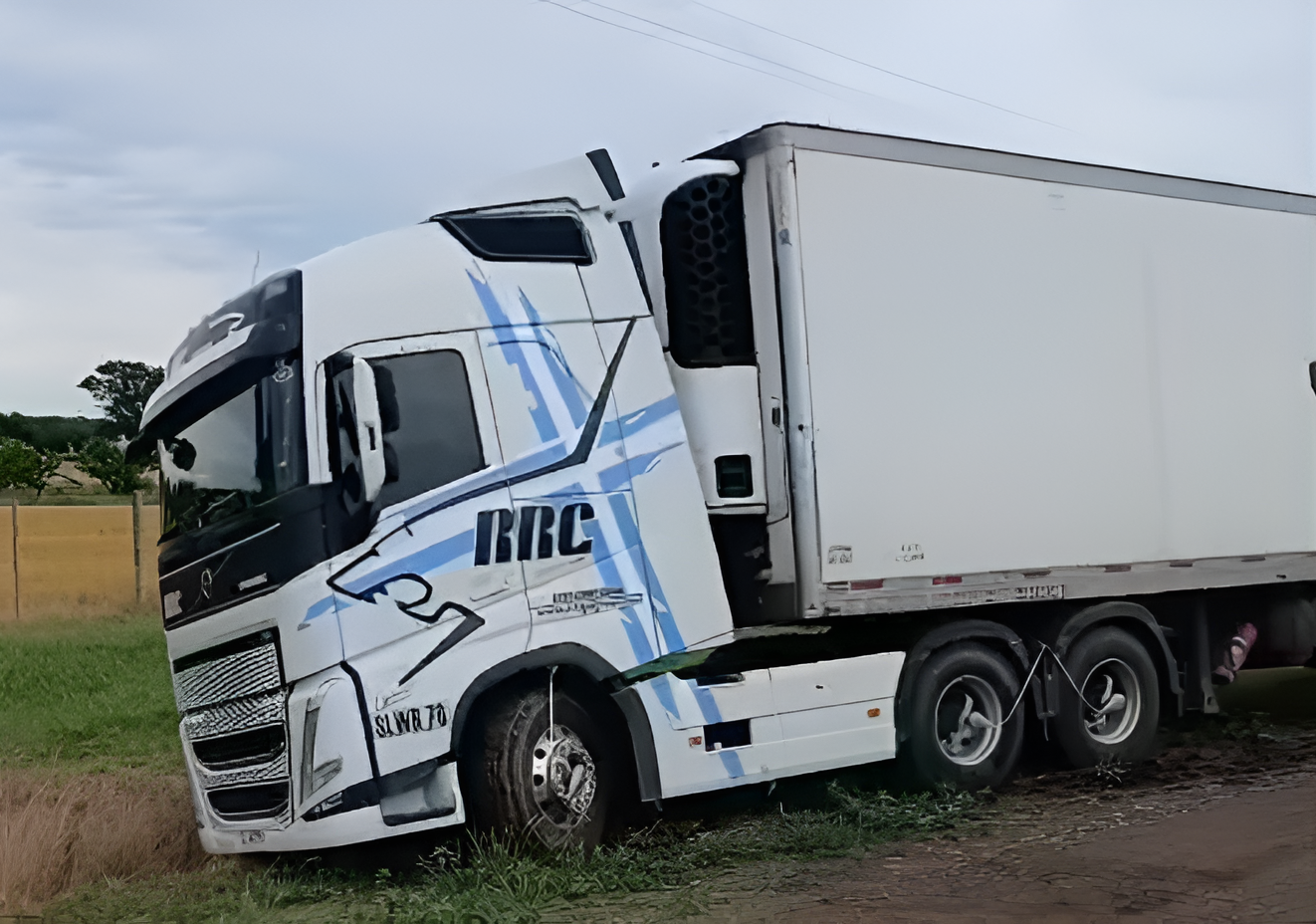 Despistó un camión en ruta 1001 y quedó encajado en la banquina | FM Avenida