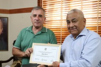 El Municipio reconoció la trayectoria del exfuncionario Ángel Álvarez tras acceder a la jubilación | FM Avenida