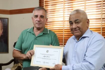 El Municipio reconoció la trayectoria del exfuncionario Ángel Álvarez tras acceder a la jubilación | FM Avenida