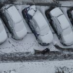 El debate invernal sobre los limpiaparabrisas: levantarlos antes de la nieve o dejarlos apoyados | FM Avenida