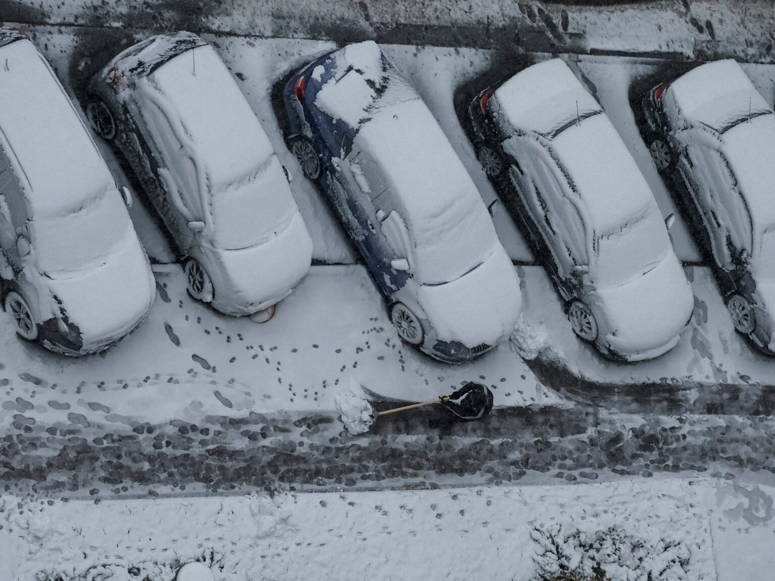 El debate invernal sobre los limpiaparabrisas: levantarlos antes de la nieve o dejarlos apoyados | FM Avenida