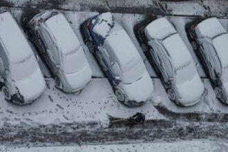 El debate invernal sobre los limpiaparabrisas: levantarlos antes de la nieve o dejarlos apoyados | FM Avenida