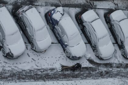 El debate invernal sobre los limpiaparabrisas: levantarlos antes de la nieve o dejarlos apoyados | FM Avenida