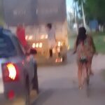 “Es una tragedia anunciada”: preocupación por niños colgados de un camión en movimiento | FM Avenida