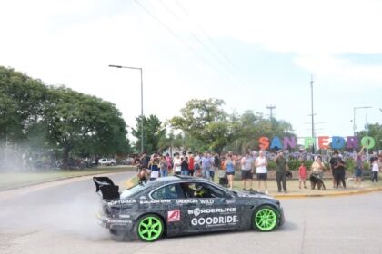 Espectacular exhibición de drifter en la rotonda de acceso | FM Avenida
