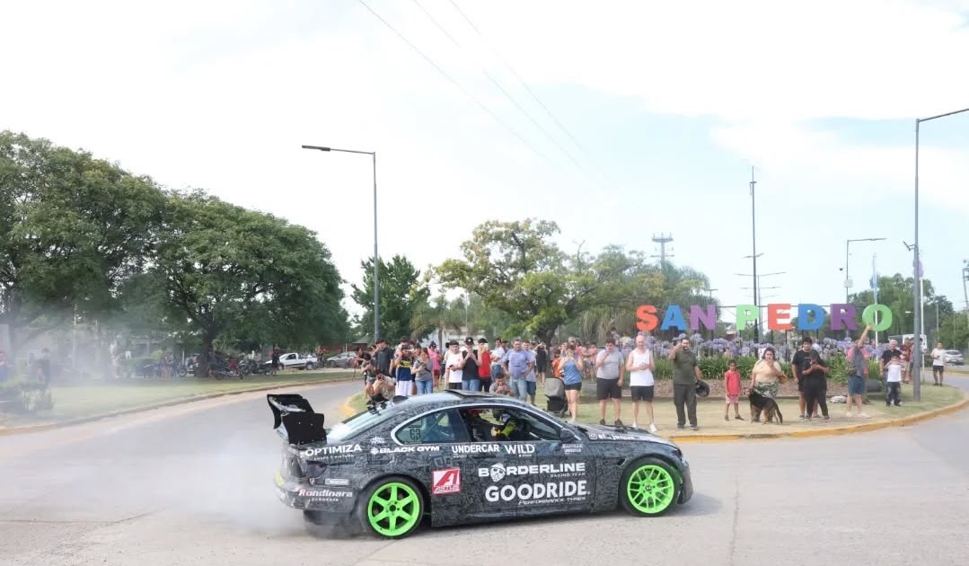 Espectacular exhibición de drifter en la rotonda de acceso | FM Avenida