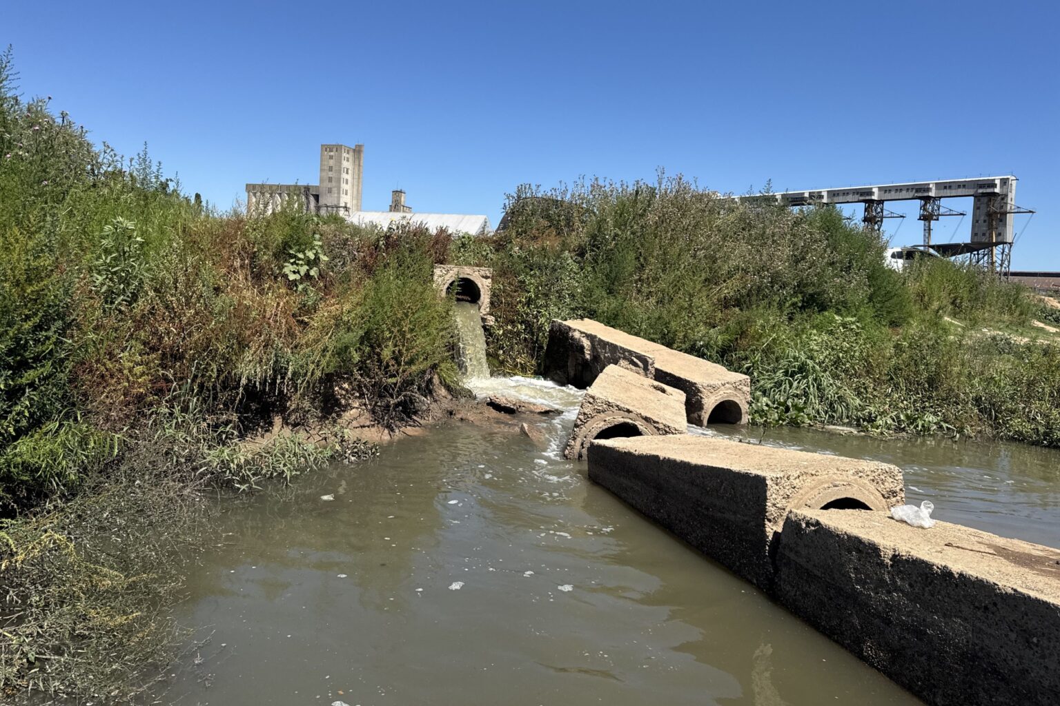 Falta de mérito para el intendente y funcionarios en la causa por contaminación del río por efluentes cloacales | FM Avenida