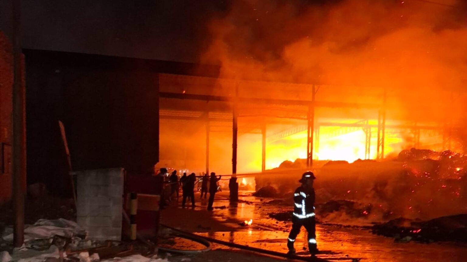 Importante incendio en la fábrica Celupaper: trabajan varias dotaciones de Bomberos | FM Avenida