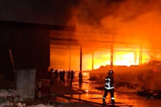 Importante incendio en la fábrica Celupaper: trabajan varias dotaciones de Bomberos | FM Avenida