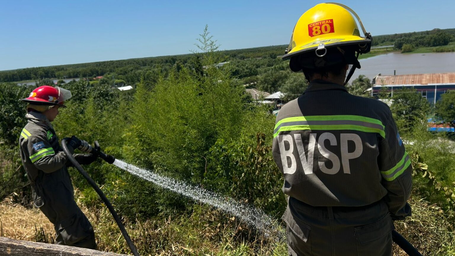 Incendio de pastizales en la barranca: Bomberos controló un foco de importante magnitud | FM Avenida