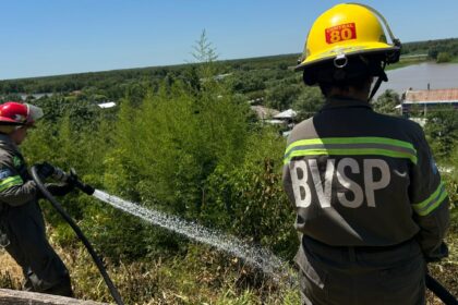 Incendio de pastizales en la barranca: Bomberos controló un foco de importante magnitud | FM Avenida