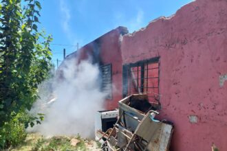 Incendio de vivienda en Alvarado al 1200: pérdidas totales y una familia que pide colaboración de la comunidad | FM Avenida