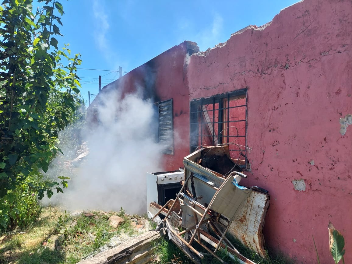 Incendio de vivienda en Alvarado al 1200: pérdidas totales y una familia que pide colaboración de la comunidad | FM Avenida