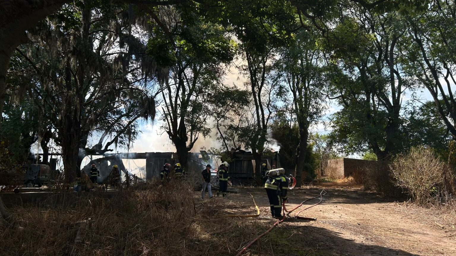 Incendio en Estrada al 300: trabajan cuatro dotaciones de bomberos | FM Avenida