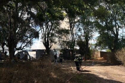 Incendio en Estrada al 300: trabajan cuatro dotaciones de bomberos | FM Avenida