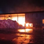 Incendio en la fábrica Celupaper: estiman que demandará varias horas combatir el siniestro | FM Avenida