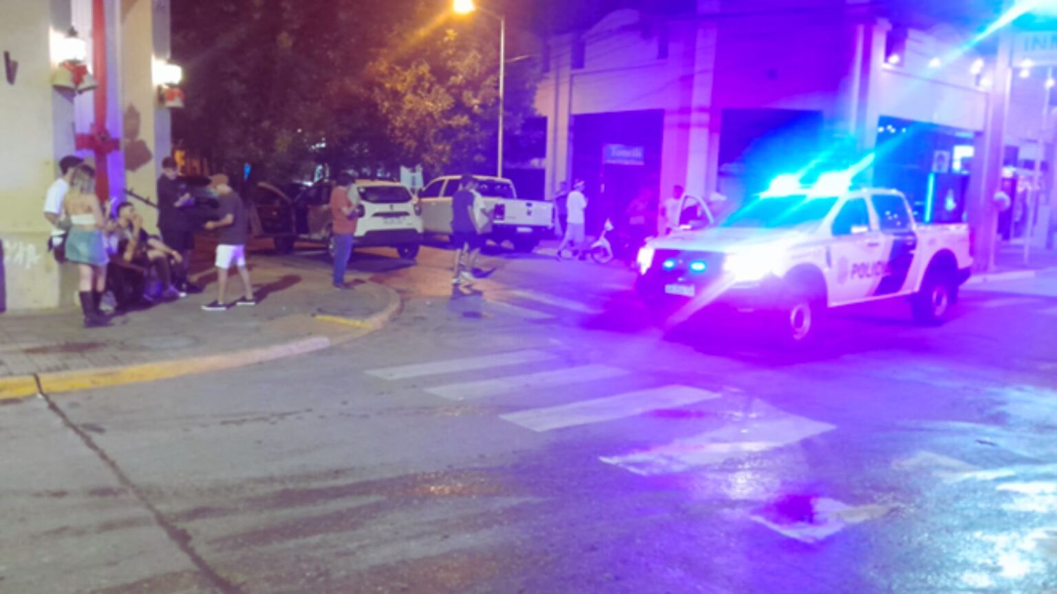 Joven que circulaba en moto resultó lesionada tras accidente en Mitre y Ayacucho | FM Avenida