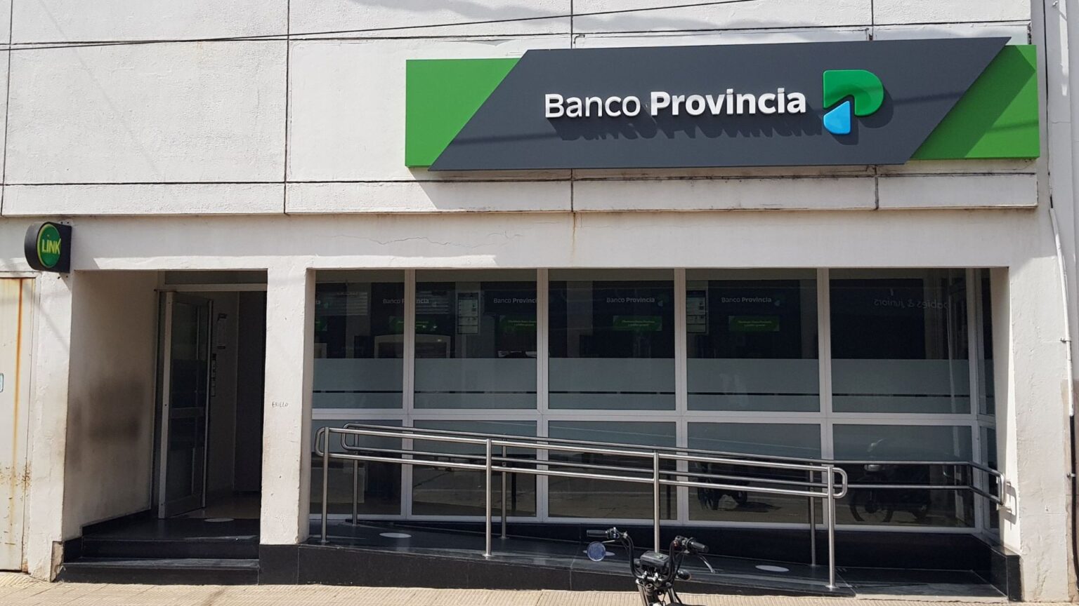 Jubilados del IPS: fueron a cobrar el aguinaldo y los cajeros del Provincia estaban vacíos | FM Avenida