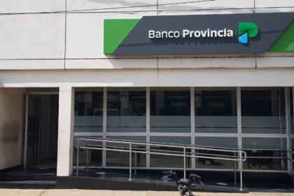 Jubilados del IPS: fueron a cobrar el aguinaldo y los cajeros del Provincia estaban vacíos | FM Avenida